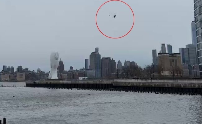 Video: Moment Chopper Crashed Into New York River, Killing Spanish Family