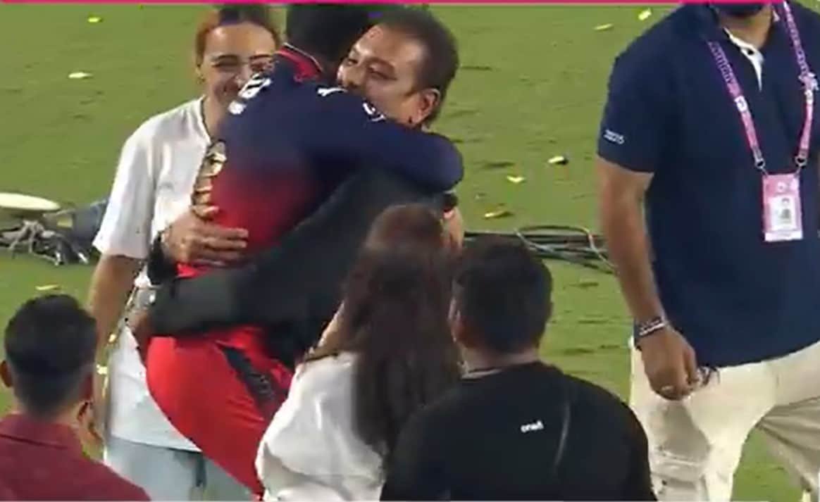 Kohli Jumps Into Shastri’s Arms, Anushka Sharma’s Reaction Can’t Be Missed